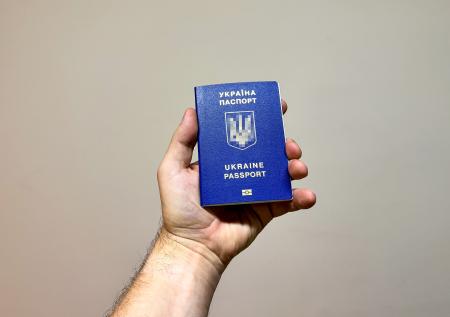 Экс-главу Конституционного суда Украины внезапно лишили паспорта