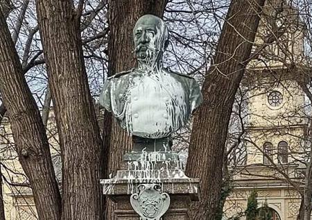 Вандалы изуродовали памятник советскому музыканту на Украине