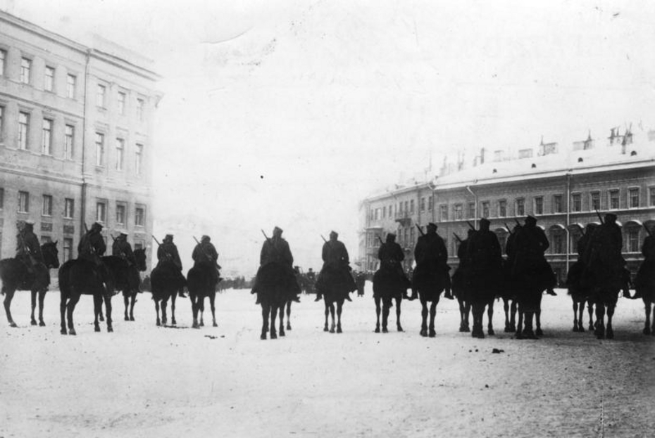 9 января 1905 года. Кавалеристы у Певческого моста задерживают движение шествия к Зимнему дворцу