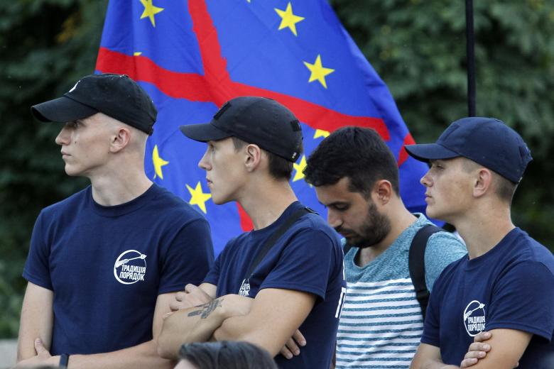 Украинские активисты против ЛГБТ стоят рядом с перечеркнутым флагом ЕС в акции протеста против гей-парада Kyiv Pride 2019 (Марш Равенства)
