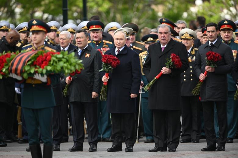 Президент РФ Владимир Путин и главы иностранных государств на церемонии возложения цветов к Могиле Неизвестного Солдата в Александровском саду