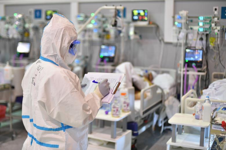 Сотрудник в резервной больнице для пациентов с covid-19