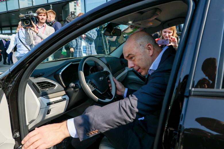 Министр финансов РФ Антон Силуанов во время осмотра новой модели Lada Aura