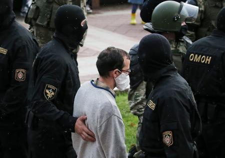 На площади Независимости в Минске начали задерживать протестующих