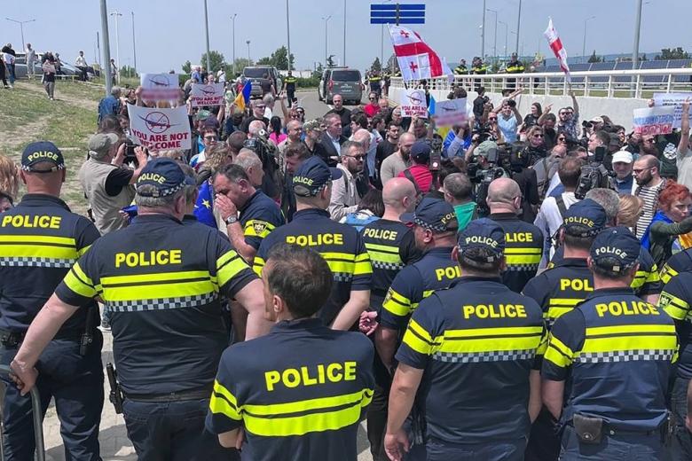 Акция протеста у аэропорта Тбилиси