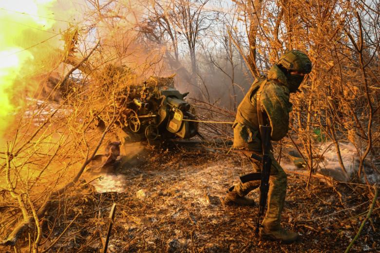 Артиллерийский расчет гаубицы Д-30 МО РФ