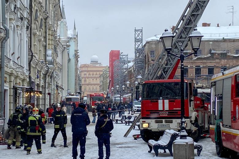 Пожарно-спасательные подразделения у здания на ул. Никольская