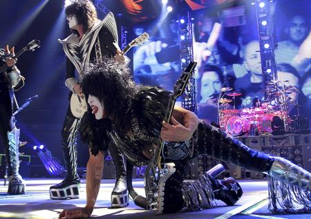 На подводный концерт Kiss не приплыли акулы