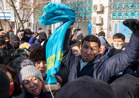 В Казахстане предрекли новые протесты из-за конфликта Токаева и Назарбаева