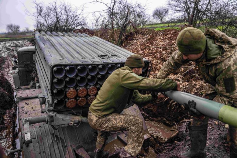 Архивное фото. Военнослужащие ВСУ разгружают боеприпасы из реактивной системы залпового огня БМ-21 «Град»