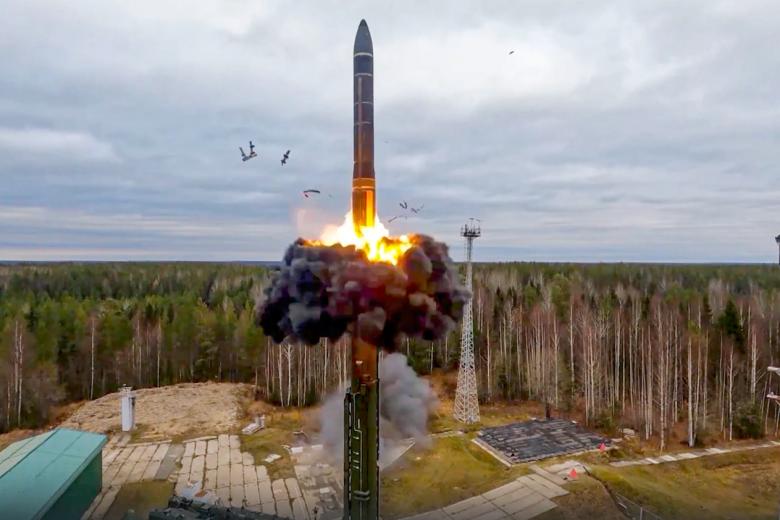 Пуск из подвижного грунтового ракетного комплекса (ПГРК) «Ярс» с космодрома Плесецк по полигону Кура во время учений