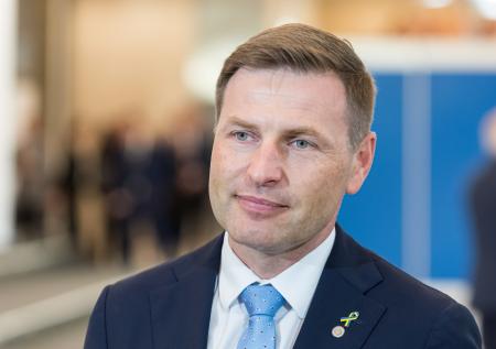Министра обороны европейской страны заподозрили в разглашении гостайны
