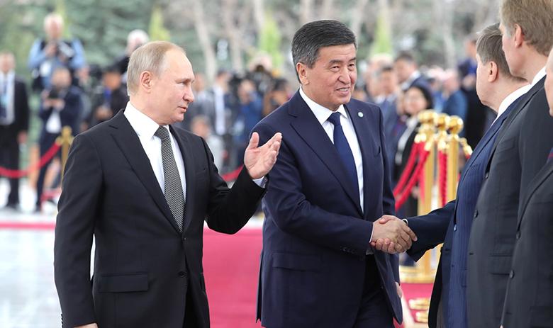 Президент РФ Владимир Путин с  президентом Киргизии Сооронбаем Жээнбековым