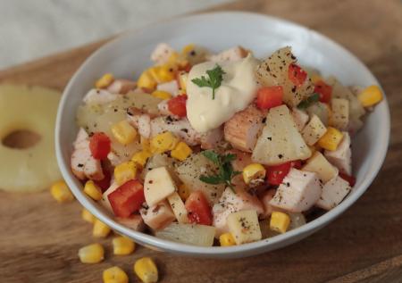 Салат с копченой курицей, ананасами и кукурузой: простой и яркий рецепт
