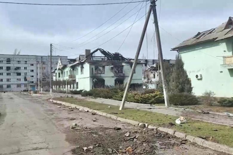 Поврежденные дома в Курахово