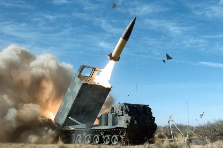 Пуск ракеты ATACMS с ПУ M270 MLRS