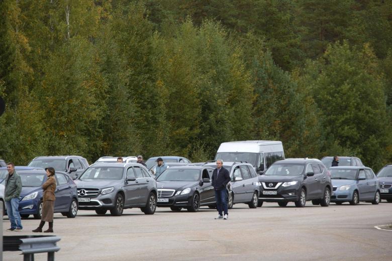 Очередь из автомобилей на границе России с Финляндией