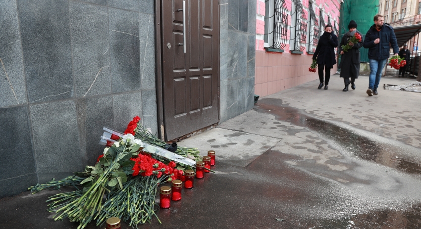Москвичи возлагают цветы у Представительства Кемеровской области в Москве