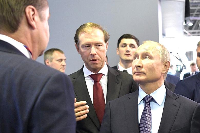 Президент РФ Владимир Путин (слева)