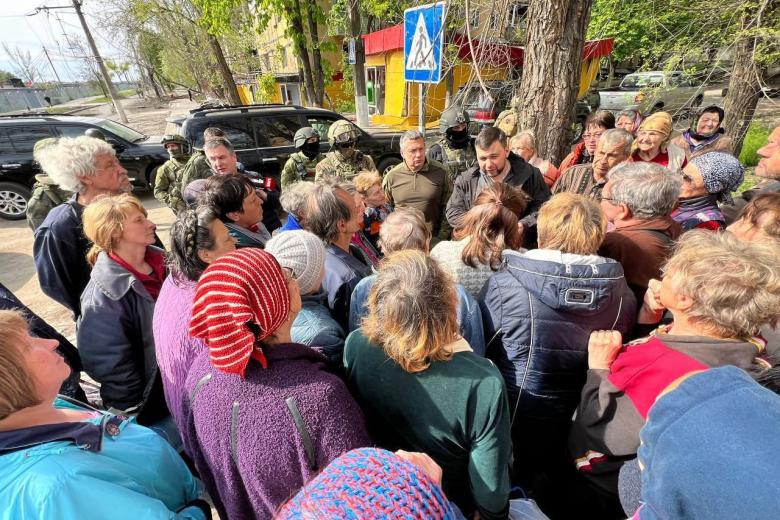 Владимир Соловьёв и Денис Пушилин на улицах Мариуполя