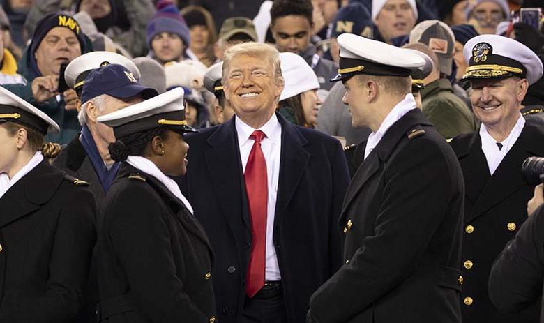 Президент США Дональд Трамп (в центре)