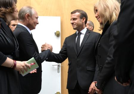 Путин и Макрон перебросились парой слов во время прощания с Шираком