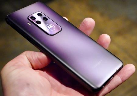 Motorola представила первый смартфон с квадрокамерой