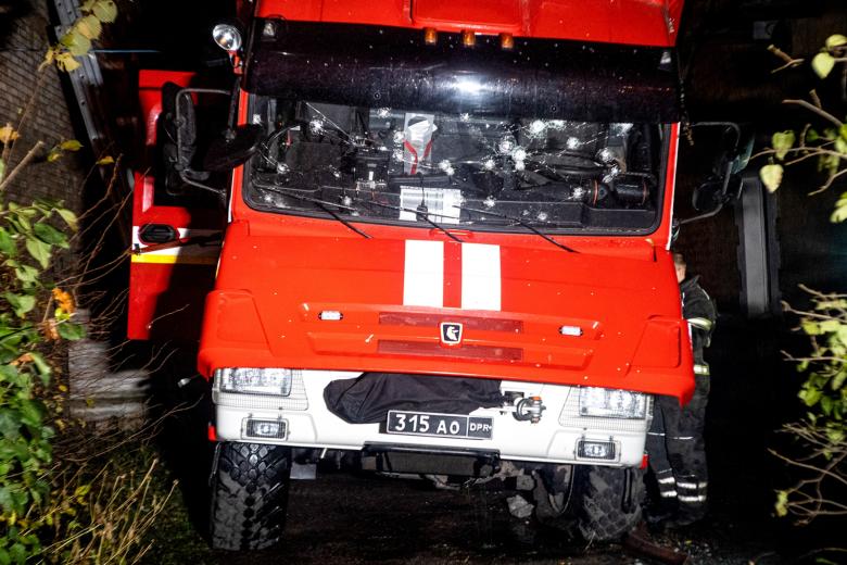 Пожарный автомобиль, пострадавший в результате повторного обстрела со стороны ВСУ железнодорожной станции Мушкетово, где произошло возгорание