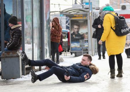 Врач рассказал о росте числа травм из-за нечищеных дорог в Петербурге
