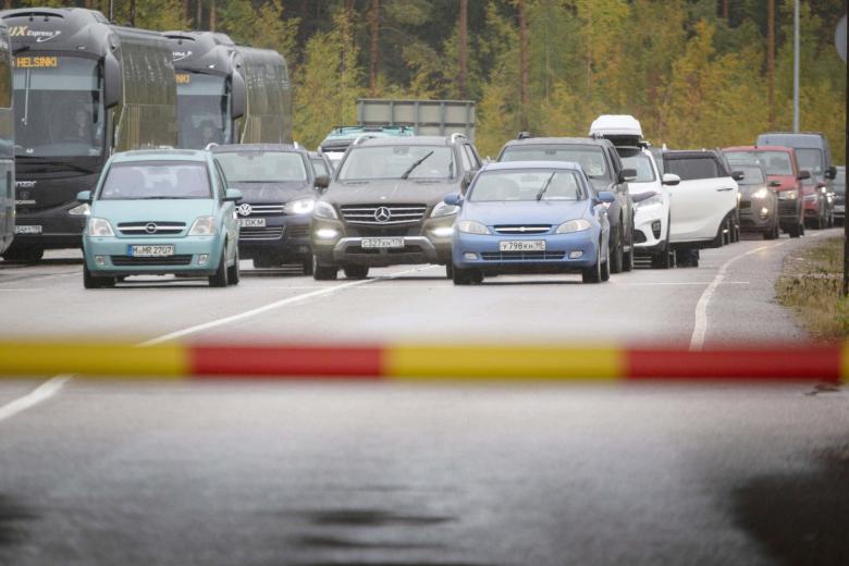 Российские автомобили и автобусы выстроились в очередь на пограничном пункте пропуска Ваалимаа между Финляндией и Россией в Виролахти, Финляндия