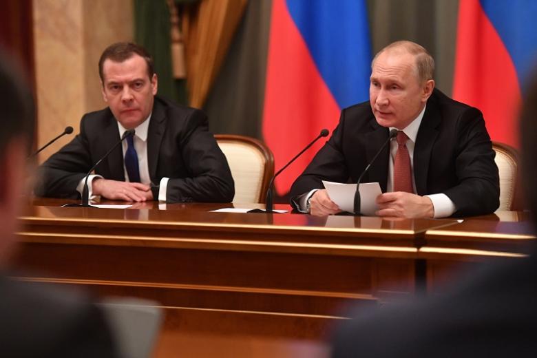 Премьер-министр РФ Дмитрий Медведев (слева) и президент РФ Владимир Путин
