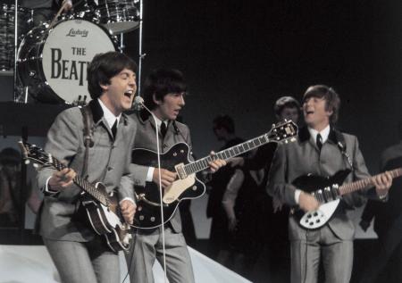 Последняя песня The Beatles с вокалом Леннона возглавила хит-парад Британии