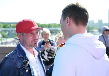 «Я фанат занятий спортом»: Костомаров посетил забег в Москве