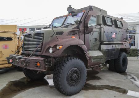 Военные ремонтники эвакуировали подбитый американский бронетранспортер ВСУ