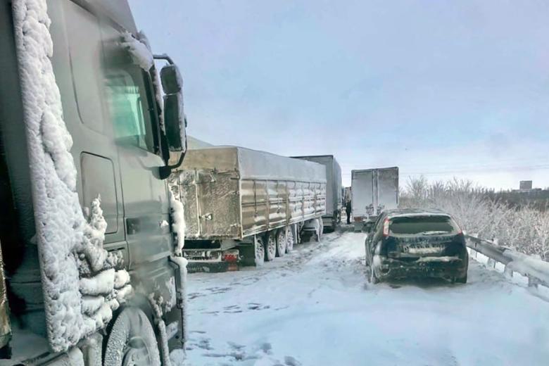 Ситуация на трассе М-4 «Дон» в Ростовской области после снегопада