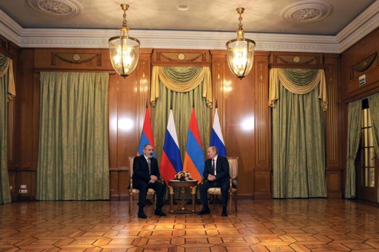 Президент РФ Владимир Путин и премьер-министр Армении Никол Пашинян (слева) во время встречи