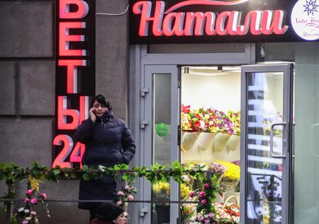 Каждая третья женщина ждёт к 8 Марта цветы и путёвку