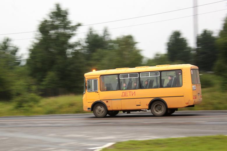 Автобус везёт детей по дороге в Слюдянском районе Иркутской области