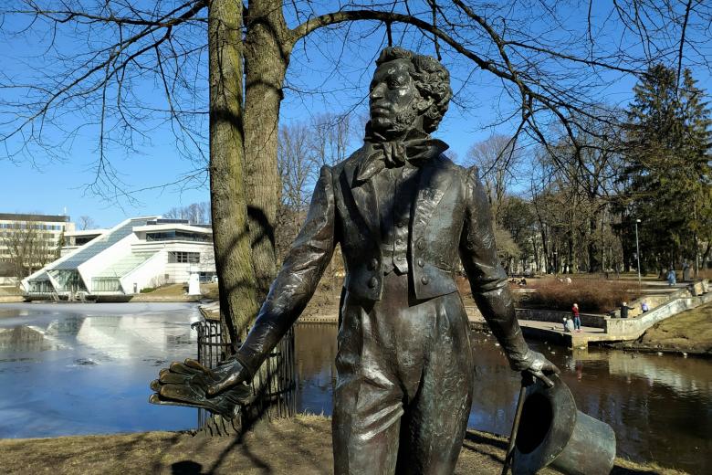 Памятник поэту Александру Пушкину в центральном парке Риги