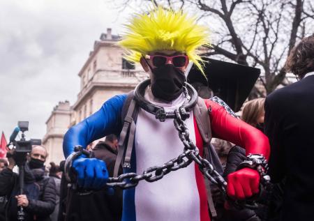 Полиция применила водомёты против участников акции протеста в Париже