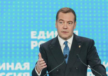 Медведев призвал сохранить нацистские символы с Украины