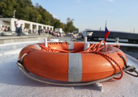 Пассажир парома упал за борт, пытаясь сделать селфи