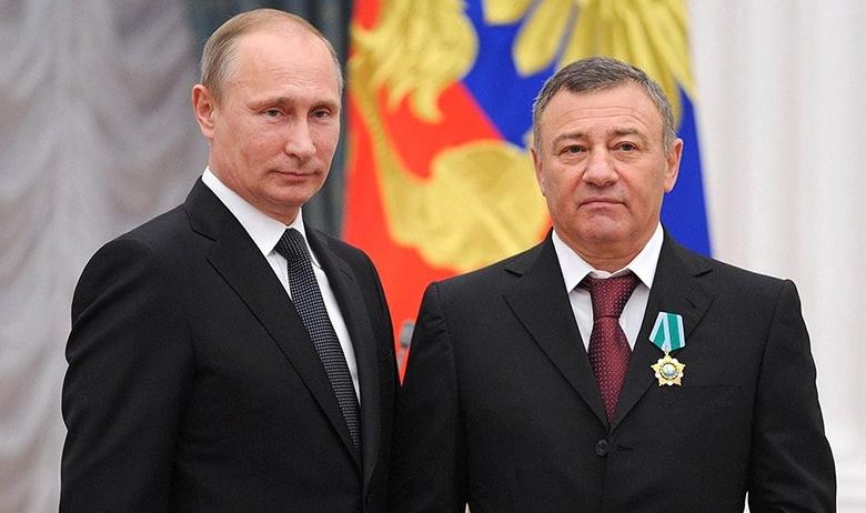 Президент России Владимир Путин и первый вице-президент Федерации дзюдо России Аркадий Ротенберг на церемонии награждения