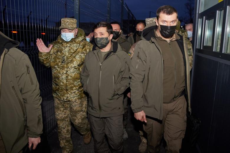 Владимир Зеленский (в центре) на позиции ВСУ