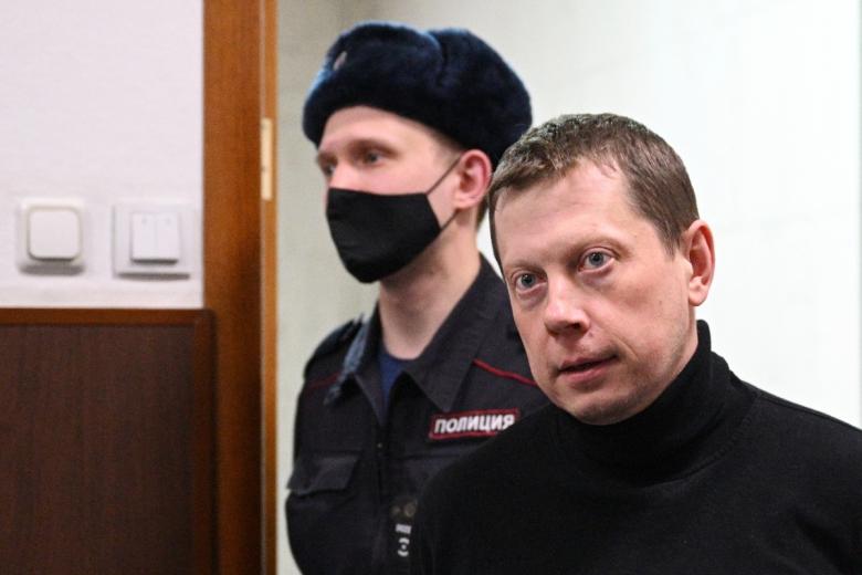 Приставы вводят начальника специализированного таможенного поста центральной акцизной таможни Александра Алеева в здание Басманного суда Москвы