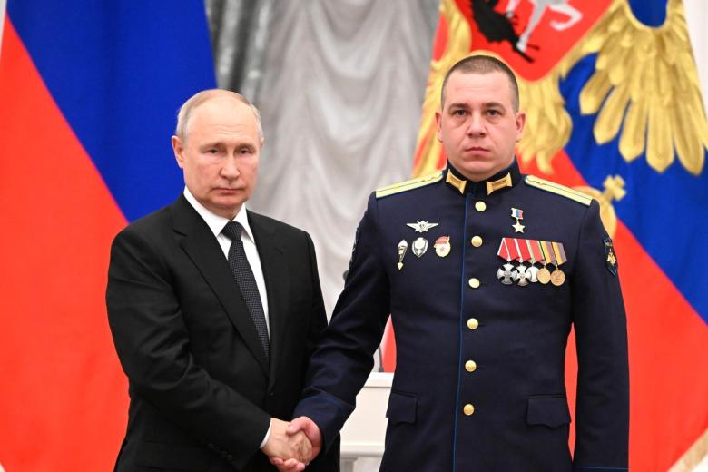 Церемония вручения государственных наград. Званием Героя Российской Федерации награждён младший лейтенант Сергей Пятин