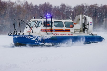 Двое мужчин упали в Москву-реку и едва не ушли на дно