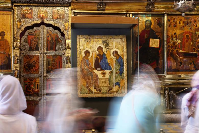 Верующие у иконы Андрея Рублева «Троица», доставленной в Троице-Сергиеву Лавру