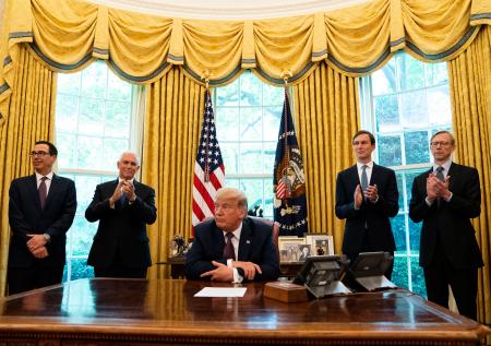СМИ: Трамп оставил Байдену записку в Овальном кабинете