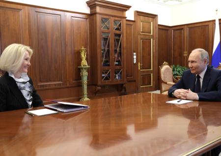Путин встретился с покинувшими правительство чиновниками